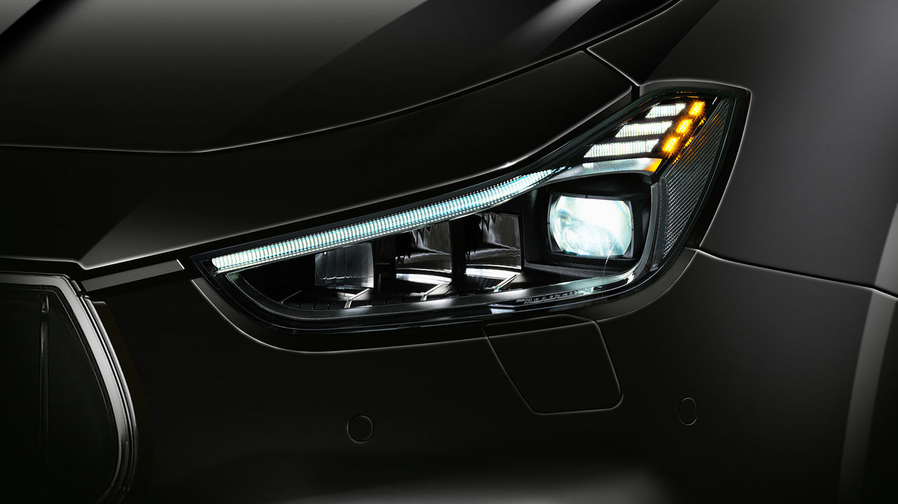 Auf dem Pariser Autosalon "Mondial de l_ Automobile" wird am Donnerstag (30.09.2010) beim ersten Pressetag der Opel Astra GTC präsentiert. Der alle zwei Jahre stattfindende Autosalon gilt von den Publikumszahlen her als eine der weltgrößten Veranstaltungen ihrer Art. Viele namhafte Hersteller präsentieren neueModelle und Antriebskonzepte. Ein Schwerpunkt sind Elektroautos, die in Europa kurz vor der Einführung auf den Massenmarkt stehen. Insgesamt werden mehr als 300 Aussteller aus rund 20 Ländern erwartet. Foto: Uli Deck dpa  +++(c) dpa - Bildfunk+++null